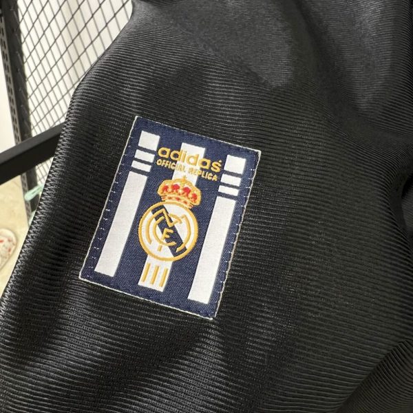 Real Madrid 1999/01 Away Retro Jersey - Image 4