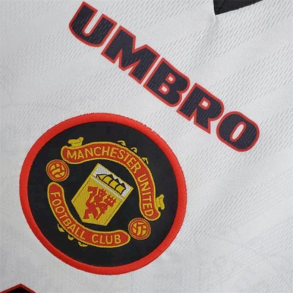 Manchester United 1996/97 Away Retro Jersey - Image 4
